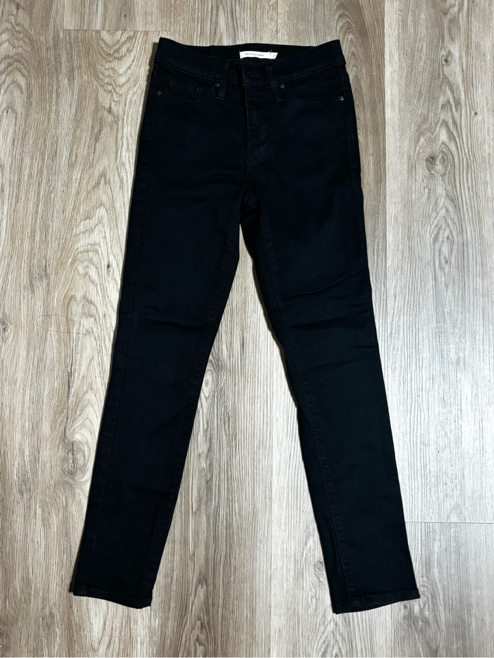 Levi’s Black Skinny Jeans – Classic Slim Fit